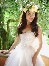 Load image into Gallery viewer, Veluz Reyes &#39;Ysabel&#39; size 4 sample wedding dress side view on model
