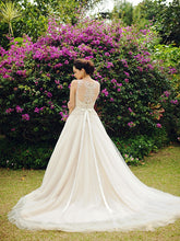 Load image into Gallery viewer, Veluz Reyes &#39;Sophia&#39; size 4 sample wedding dress back view on model

