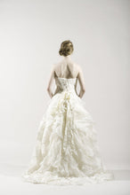 Load image into Gallery viewer, Vera Wang &#39;Deidre&#39; Ivory Strapless Tulle Gown - Vera Wang - Nearly Newlywed Bridal Boutique - 3
