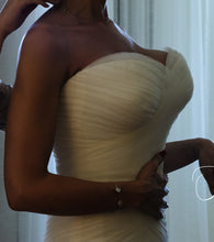 Load image into Gallery viewer, Mark Zunino &#39;Mermaid&#39; size 4 used wedding dress side view of bustline
