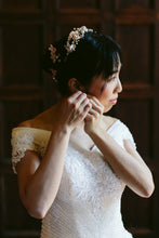 Load image into Gallery viewer, Mandy &#39;Princess&#39; size 0 used wedding dress front view close up

