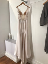 Load image into Gallery viewer, Paloma Blanca &#39;4787&#39; size 6 new wedding dress back view on hanger
