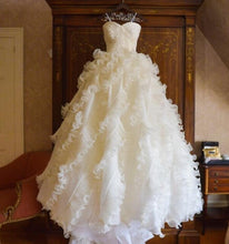 Load image into Gallery viewer, Oscar de la Renta &#39;Sweetheart&#39; size 16 new wedding dress front view on hanger
