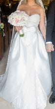 Load image into Gallery viewer, Rosa Clara &#39;Obadia VD ENCAJE NUDE&#39; size 10 used wedding dress front view on bride
