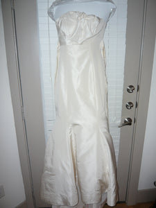 Vera Wang 'Spring 2008' size 6 used wedding dress front view on hanger