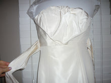 Load image into Gallery viewer, Vera Wang &#39;Spring 2008&#39; size 6 used wedding dress front view close up
