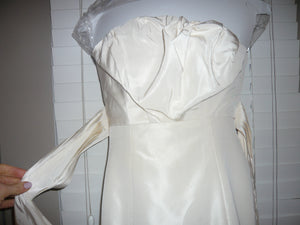 Vera Wang 'Spring 2008' size 6 used wedding dress front view close up