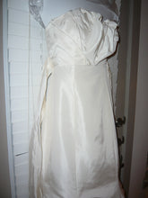 Load image into Gallery viewer, Vera Wang &#39;Spring 2008&#39; size 6 used wedding dress side view on hanger
