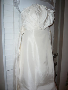 Vera Wang 'Spring 2008' size 6 used wedding dress side view on hanger