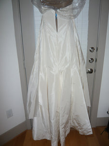 Vera Wang 'Spring 2008' size 6 used wedding dress back view on hanger