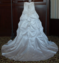 Load image into Gallery viewer, David&#39;s Bridal &#39;WG3239&#39; size 14 used wedding dress back view on hanger
