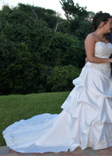 Load image into Gallery viewer, David&#39;s Bridal &#39;WG3239&#39; size 14 used wedding dress side view on bride
