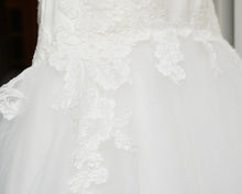 Load image into Gallery viewer, Lea Ann Belter &#39;Custom&#39; size 2 used wedding dress close up of fabric
