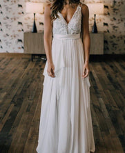 Load image into Gallery viewer, Truvelle &#39;Alexandra&#39; size 6 used wedding dress front view on bride
