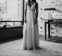 Load image into Gallery viewer, Truvelle &#39;Alexandra&#39; size 6 used wedding dress front view on bride
