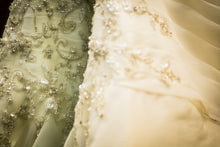 Load image into Gallery viewer, More Lee &#39;Ivory&#39; size 16 used wedding dress view of detail
