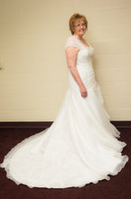 Load image into Gallery viewer, More Lee &#39;Ivory&#39; size 16 used wedding dress side view on bride
