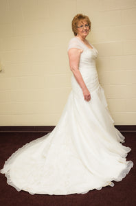 More Lee 'Ivory' size 16 used wedding dress side view on bride