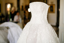 Load image into Gallery viewer, Jacy Kay &#39;Custom&#39; size 6 used wedding dress front view close up
