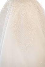 Load image into Gallery viewer, Jacy Kay &#39;Custom&#39; size 6 used wedding dress view of fabric

