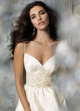 Load image into Gallery viewer, Jim Hjelm &#39;1061&#39; size 12 new wedding dress front view on model
