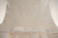 Load image into Gallery viewer, Pronovias &#39;Barcli&#39; size 6 used wedding dress front view close up
