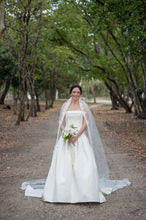 Load image into Gallery viewer, Pronovias &#39;Barcli&#39; size 6 used wedding dress front view on bride
