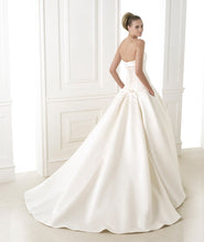 Load image into Gallery viewer, Pronovias &#39;Barcli&#39; size 6 used wedding dress back view on model

