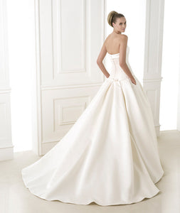 Pronovias 'Barcli' size 6 used wedding dress back view on model