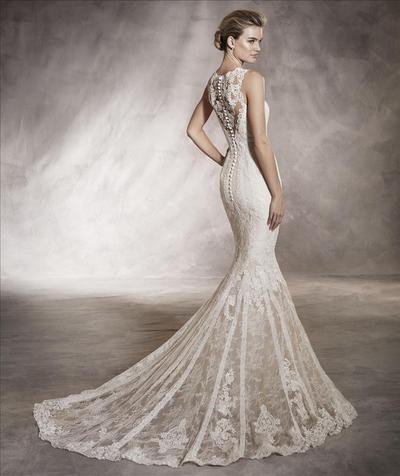Pronovias 'Aura' size 6 sample wedding dress side view on mannequin