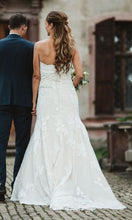 Load image into Gallery viewer, Pronovias &#39;Tessy&#39; size 6 used wedding dress back view on bride
