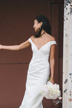 Load image into Gallery viewer, Austin Scarlett &#39;Eden&#39; size 4 used wedding dress front view on bride

