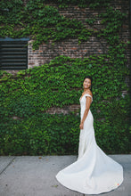 Load image into Gallery viewer, Austin Scarlett &#39;Eden&#39; size 4 used wedding dress side view on bride
