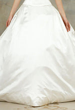 Load image into Gallery viewer, Reem Acra &#39;A Rose For You&#39; - Reem Acra - Nearly Newlywed Bridal Boutique - 5
