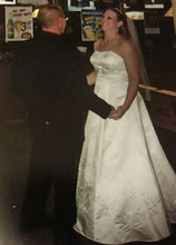Load image into Gallery viewer, Mary&#39;s Designer &#39;5218&#39; size 14 used wedding dress front view on bride
