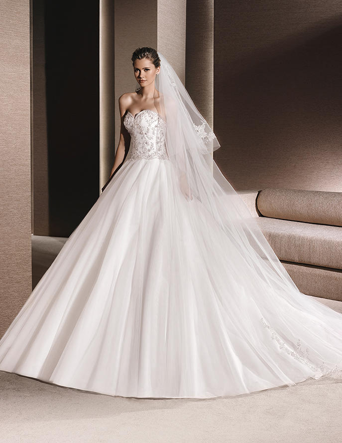 La Sposa 'Roda' size 12 new wedding dress front view on model