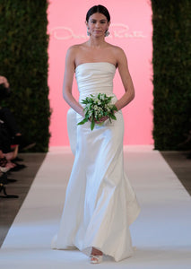 Oscar de la Renta 'Caroline' size 4 used wedding dress front view on model