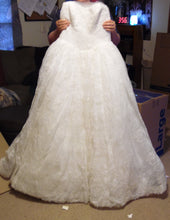 Load image into Gallery viewer, Vera Wang White &#39;Ball Gown&#39; size 14 new wedding dress front view
