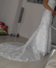 Load image into Gallery viewer, Pronovias &#39;Romantic&#39; size 10 used wedding dress side view on bride
