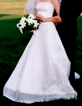 Load image into Gallery viewer, Vera Wang &#39;Emily&#39; size 4 used wedding dress front view on bride
