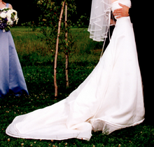 Load image into Gallery viewer, Vera Wang &#39;Emily&#39; size 4 used wedding dress side view on bride
