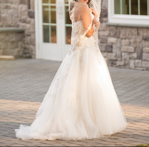 Enzoani 'Galela' size 8 used wedding dress side view on bride