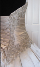 Load image into Gallery viewer, Allure &#39;9003&#39; size 18 new wedding dress side view on mannequin
