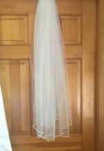 Load image into Gallery viewer, Casablanca &#39;1921&#39; size 10 used wedding dress view of veil
