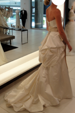 Load image into Gallery viewer, Monique Lhuillier &#39;Skye&#39; - Monique Lhuillier - Nearly Newlywed Bridal Boutique - 8

