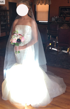 Load image into Gallery viewer, Vera Wang &#39;Strapless Floral and Pearl Detailed Mermaid Wedding Dress&#39;
