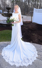 Load image into Gallery viewer, Essence of Australia &#39;2238&#39; size 6 new wedding dress side view on bride
