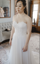 Load image into Gallery viewer, Sincerity &#39;1-1639&#39; size 12 used wedding dress front view on bride
