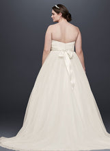Load image into Gallery viewer, David&#39;s Bridal &#39;Strapless Sweetheart Tulle&#39; size 18 new wedding dress back view on model
