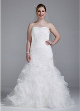 Load image into Gallery viewer, David&#39;s Bridal &#39;Galina&#39; size 4 used wedding dress front view on model

